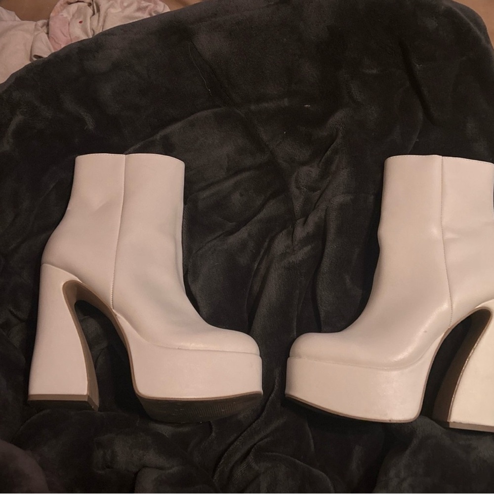 They are about 4-5 inches tall , platform boots ,white ,size 7 1/2-8